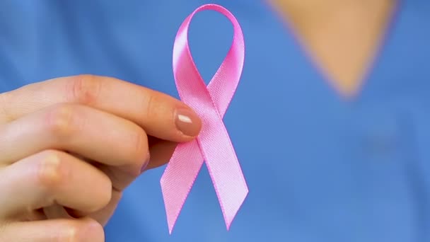 Enfermera Adjuntando Cinta Rosa Camisa Soporte Para Mujeres Con Cáncer — Vídeo de stock