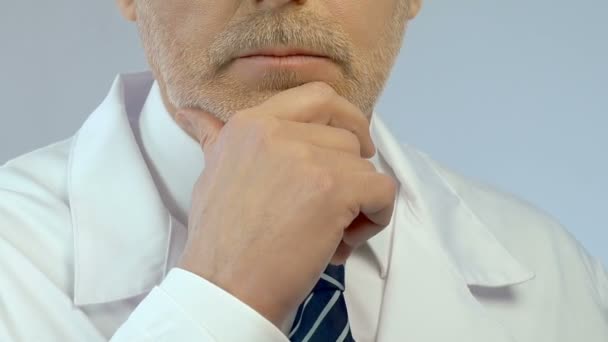 Medico Professionista Che Medita Sulla Diagnosi Ricerca Medica Faccia Vicino — Video Stock