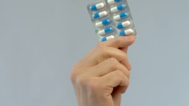 Medicatie Pil Aangeboden Apotheek Winkel Experimentele Tabletten Hand Closeup — Stockvideo