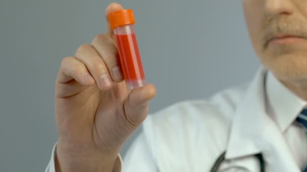 Forskare Håller Vaccinet Handen Medicinsk Forskning Nya Drogen Utveckling Närbild — Stockvideo