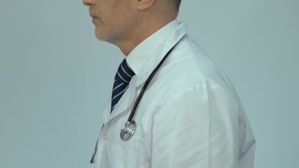 Портрет Врача Среднего Возраста Предлагающего Качественные Услуги Клиники Здравоохранение — стоковое видео