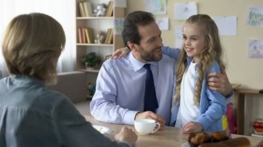 Güzel kadın çocuk mutfakta, Aile konuşma sevgi dolu baba öpüşme