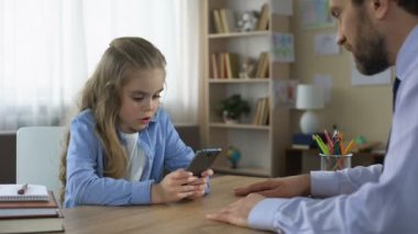 Küçük kız cep telefonu, baba alarak telefon uzakta, gadget bağımlılık oyun oynama