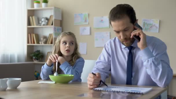 Θλιβερή Κόρη Μιλώντας Στον Πολυάσχολο Πατέρα Αγνόησα Έλλειψη Προσοχής Γονική — Αρχείο Βίντεο
