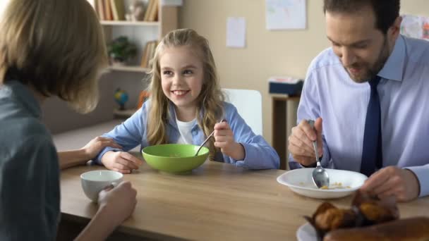 Família Amigável Tomando Café Manhã Conversando Ritual Matinal União — Vídeo de Stock