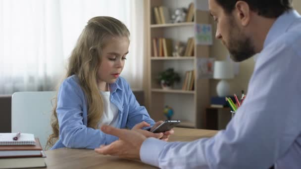 Ungehorsame Tochter Spielt Spiel Auf Smartphone Und Ignoriert Unzufriedenen Vater — Stockvideo