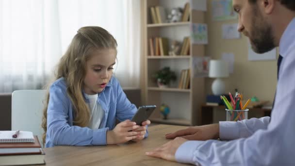 Küçük Kız Cep Telefonu Baba Alarak Telefon Uzakta Gadget Bağımlılık — Stok video