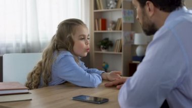 Gadget'ı bağımlılığı küçük kızı üretimi çatışma ile tartışırken baba