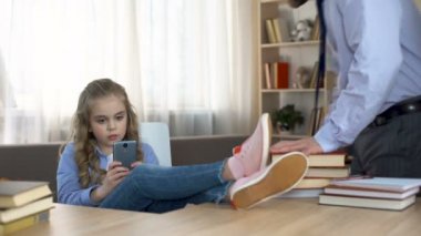 Cep telefonunuzun, Aile çatışma oynamak için yaramaz kızı azar baba