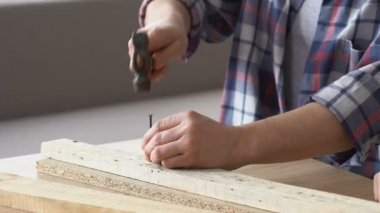 Adam çekiç çivi, DIY onarım mobilya, adam hobi, boş zaman, yakın çekim