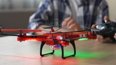 Drone fly, high-end teknolojik oyuncak videografisi için başlangıç closeup