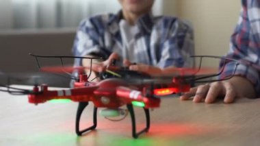 Çocuk çalışma dron uzaktan kumanda, gülüyor, yakın oturan babası ile yakın çekim