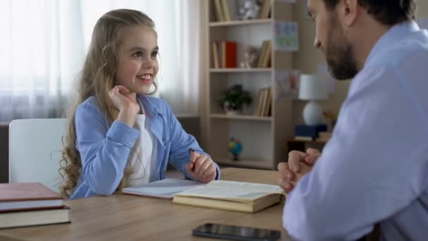 Fürsorglicher Vater Der Seiner Lächelnden Tochter Bei Den Hausaufgaben Hilft — Stockvideo