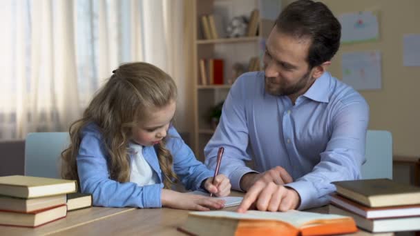 Padre Attento Aiuta Sua Bambina Fare Compiti Scuola Istruzione — Video Stock