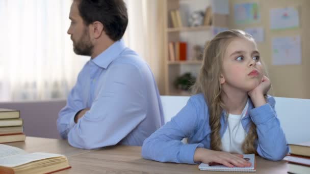 Rahatsız Baba Masada Oturan Sessiz Çocuğun Aile Içinde Çatışma — Stok video