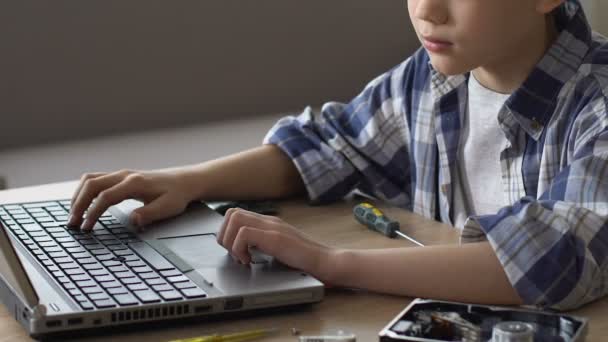 Curioso ragazzo navigare in internet, in cerca di consigli su riparazione, primo piano — Video Stock
