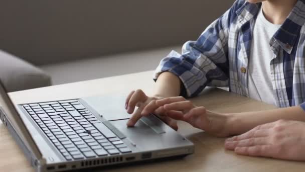 Filho mostrando lição de casa no laptop para seu pai, educação com tecnologias modernas — Vídeo de Stock