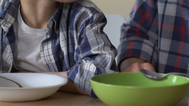 Zoon en alleenstaande vader arme ontbijten samen, ondervoeding, close-up — Stockvideo