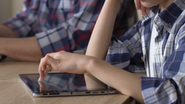 Naštvanej syn posouvání fotek na tabletu, při pohledu na práci otce to zanedbávat dítě — Stock video