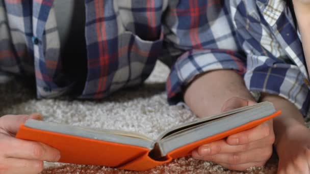 Niño de la escuela escuchando al padre leyendo el libro de cuentos, divirtiéndose juntos, familia — Vídeos de Stock