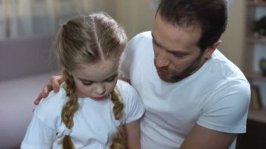 Sevgi dolu babası ile birlikte vakit kızı, üst destek, söz