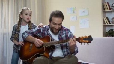 İskambil gitar, ev konser, müzik hobi baba şarkı söyleyen yetenekli kız