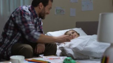 Mutlu kızı gıdıklıyor ve iyi bir gece uyku önce dileğiyle sevgi dolu baba yatmadan