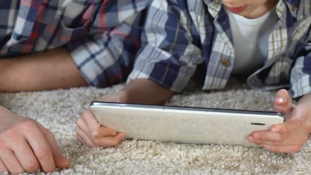 Padre premuroso insegnare al figlio a utilizzare l'applicazione tablet, il gioco, il programma — Video Stock