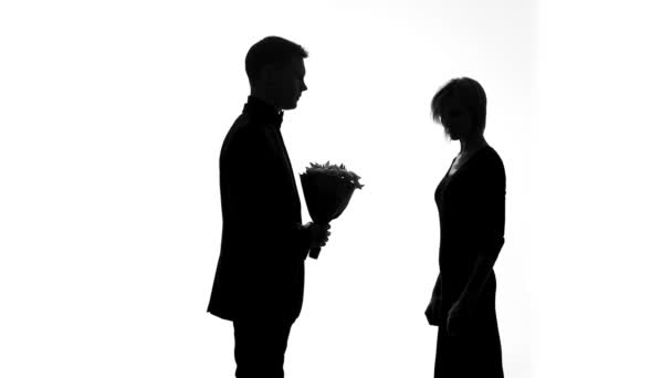 Esposa irritada jogando fora bouquet marido, sentindo-se ferido, crise de relacionamento — Vídeo de Stock