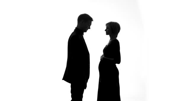 Junger Mann Schatten umarmt Schwangeren Bauch, werdendes Paar, glückliche Elternschaft — Stockvideo