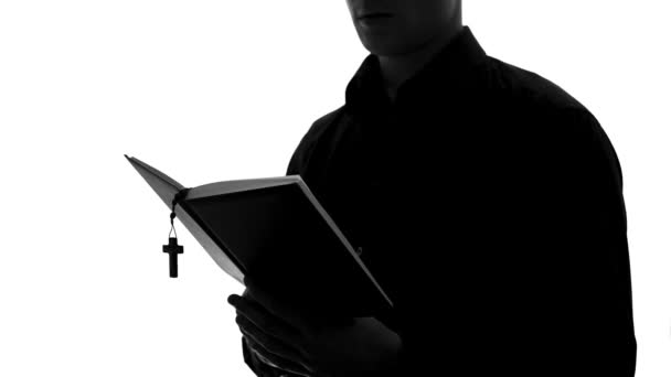 Priester Silhouette beim Lesen der Bibel, Predigen im Heiligen Buch, Religionsunterricht, Glaube — Stockvideo