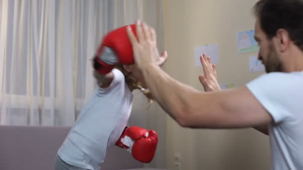 Emocionado boxeo niña con el padre, mostrando gesto de éxito, resultados deportivos — Vídeos de Stock