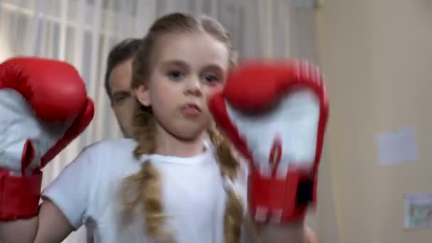 Boxerská škola holka cvičí údery s otcem doma, lekce sebeobrany — Stock video