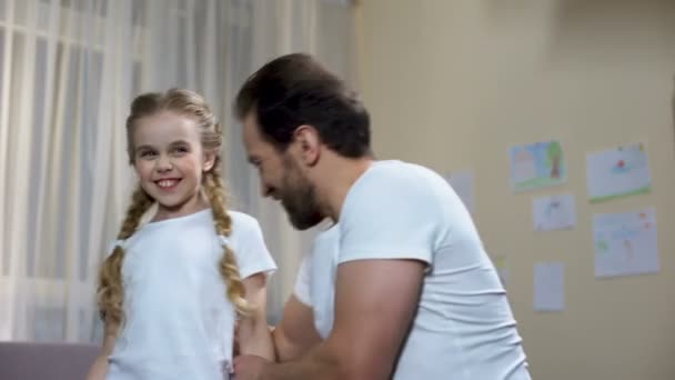 Feliz padre abrazando a la hija después de la ronda de boxeo, sintiéndose orgulloso de niño, deporte — Vídeo de stock