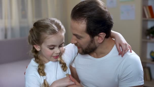 Padre hablando con su hija y abrazos, amor y cuidado familiar, paternidad feliz — Vídeo de stock