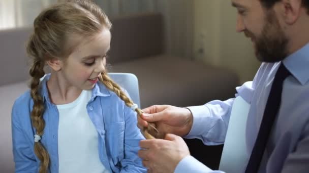 Ο μπαμπάς κόρη μαλλιά για τον καθορισμό και κοιτάζοντας ευτυχώς παιδί, προετοιμασία για το σχολείο — Αρχείο Βίντεο