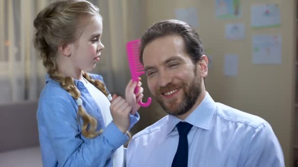 Uśmiechnięte dziewczyny Szkoła czesania włosów ojca, wspólna zabawa, opieki nad dziećmi, gry — Wideo stockowe