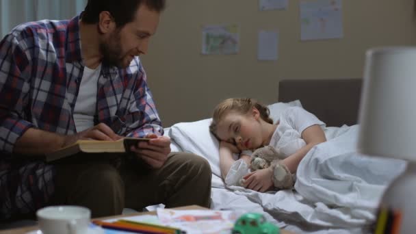 Padre cariñoso leyendo libro de cuentos e hija quedarse dormido, actitud tierna — Vídeos de Stock