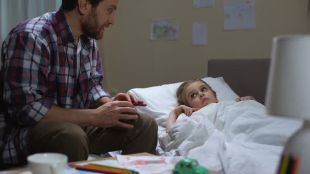Papa vertellen dreigden verhalen dochter, spelen met kind voor het slapen gaan — Stockvideo