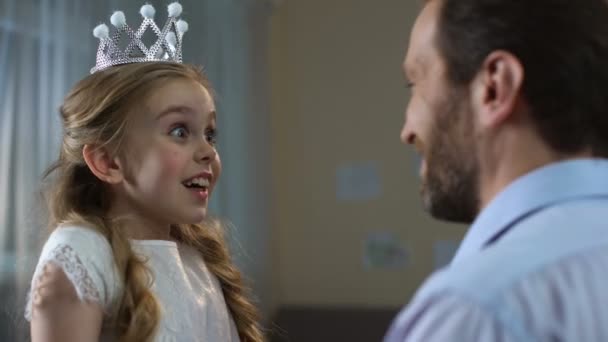 Carino bambina in abito principessa corona abbracciare padre, teneri rapporti, partito — Video Stock