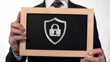 Blackboard iş adamı elinde, virüsten koruma Emanet çizilmiş güvenlik asma kilit simgesi