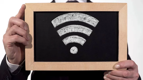Semnul zonei Wi-Fi desenat pe tablă în mâinile omului de afaceri, tehnologia internetului — Fotografie, imagine de stoc