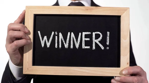 Vítěz vykřičník napsáno na tabuli v ruce, úspěšný člověk — Stock fotografie