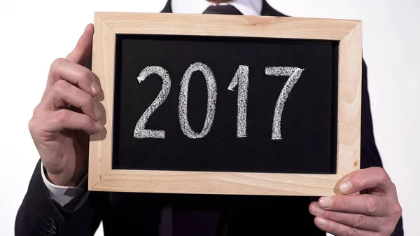 Blackboard işadamı eller, faaliyet raporu, motivasyon üzerinde yazılı 2017 — Stok fotoğraf