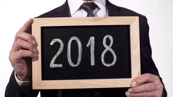 2018 skrivit på tavlan i affärsman händer, årsredovisning, motivation — Stockfoto