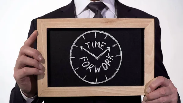 Hora del reloj de trabajo dibujado en pizarra en manos de hombres de negocios, planificación de horarios — Foto de Stock
