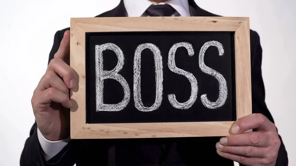 Patron écrit sur tableau noir dans les mains d'un homme d'affaires, dirigeant de la société, leader — Photo