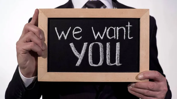 Мы хотим, чтобы твоя фраза на доске в руках бизнесмена обещала работу — стоковое фото