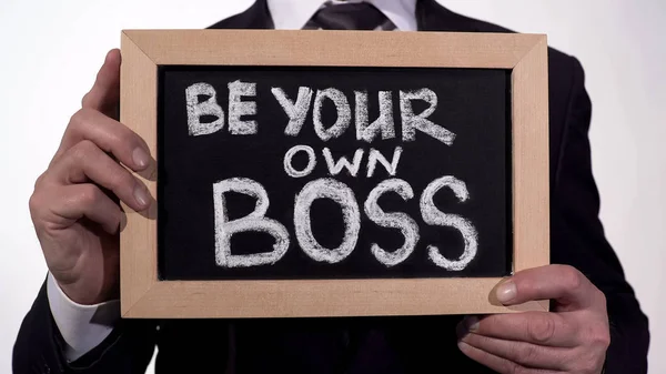 Sein eigener Chef Phrase auf Tafel in den Händen von Geschäftsleuten, Start-up-Unternehmen — Stockfoto