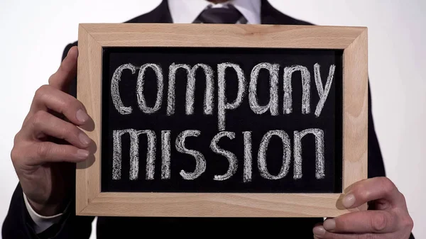 Misją firmy napisany na tablicy w rękach biznesmena, celem organizacji — Zdjęcie stockowe